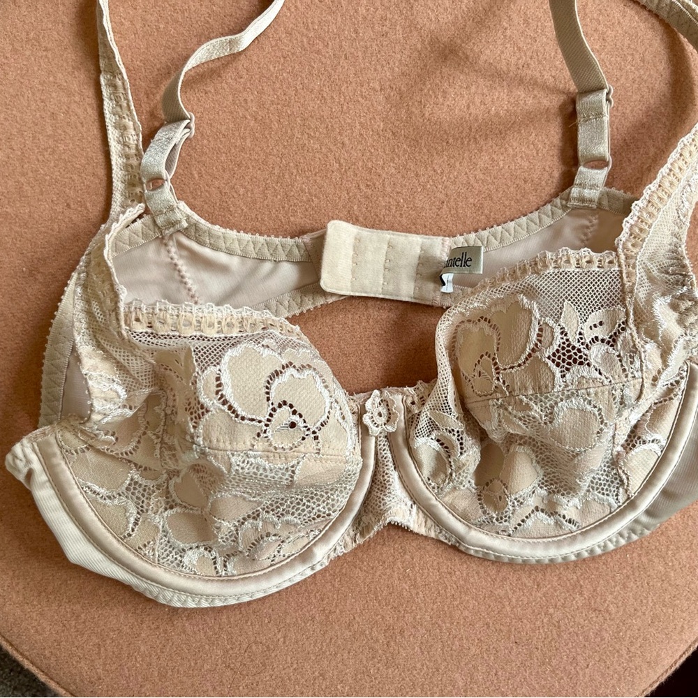 NWOT Chantelle Cream Lace Underwire Bra 34B